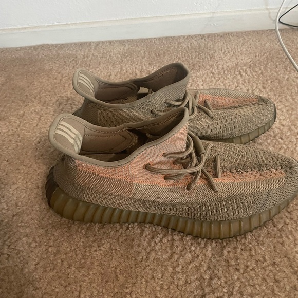 Yeezy 350 - Picture 2 of 5